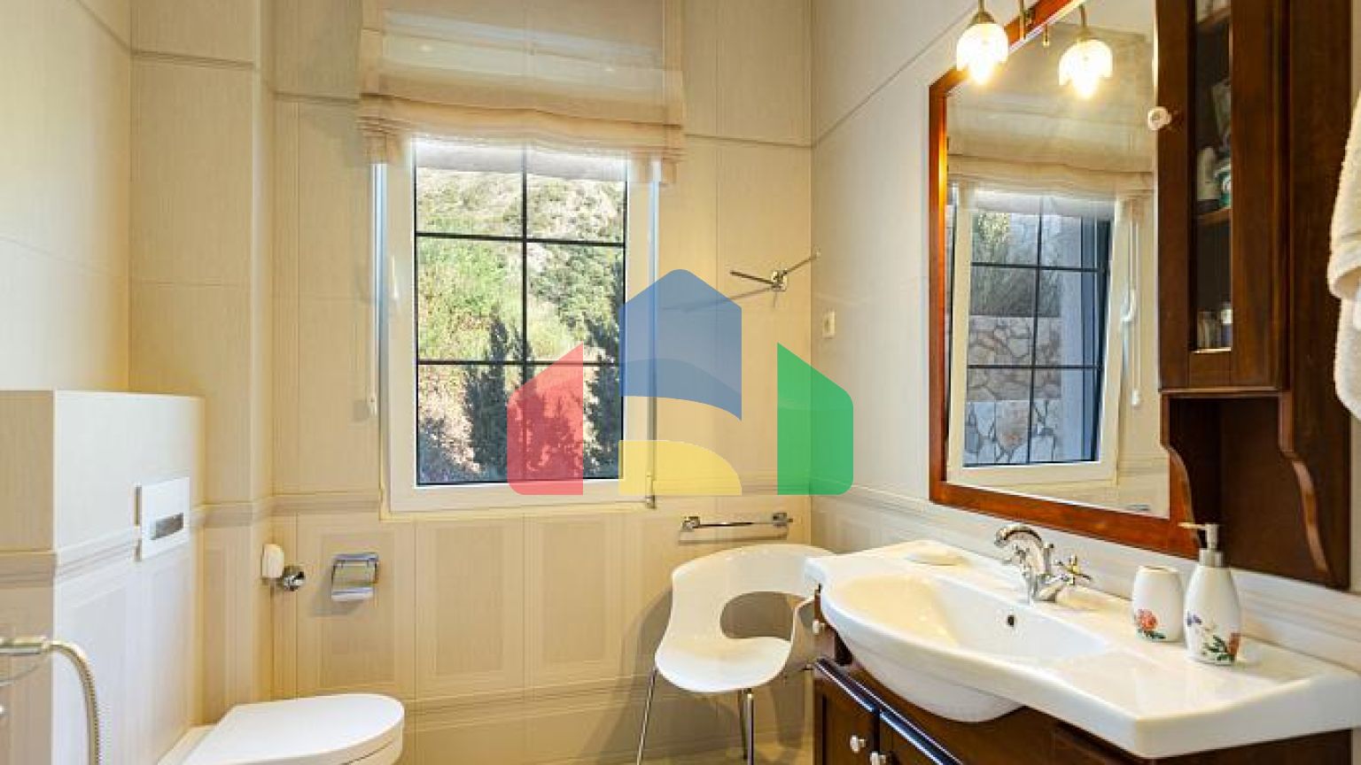 Элегантность и умиротворение в роскошной вилле с панорамным видом на море.