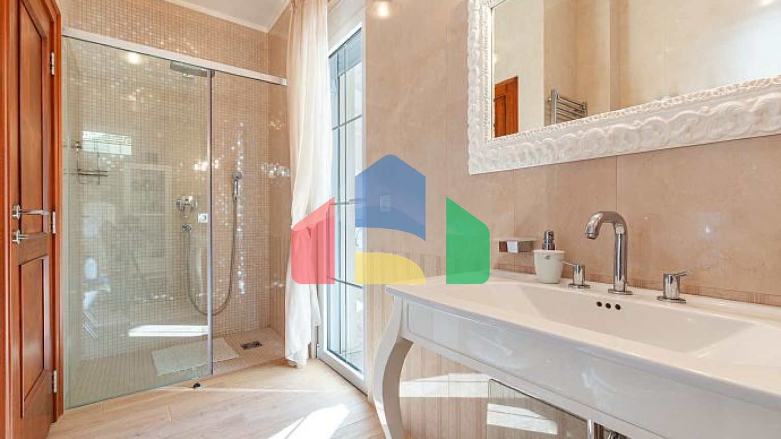 Элегантность и умиротворение в роскошной вилле с панорамным видом на море.