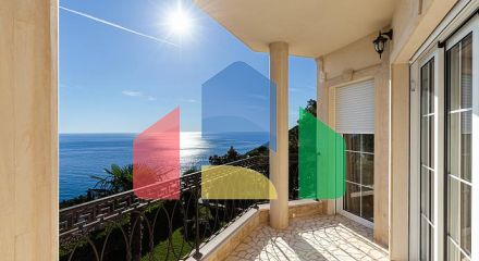 Элегантность и умиротворение в роскошной вилле с панорамным видом на море.