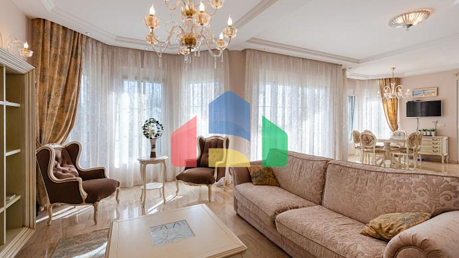 Элегантность и умиротворение в роскошной вилле с панорамным видом на море.