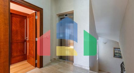 Элегантность и умиротворение в роскошной вилле с панорамным видом на море.