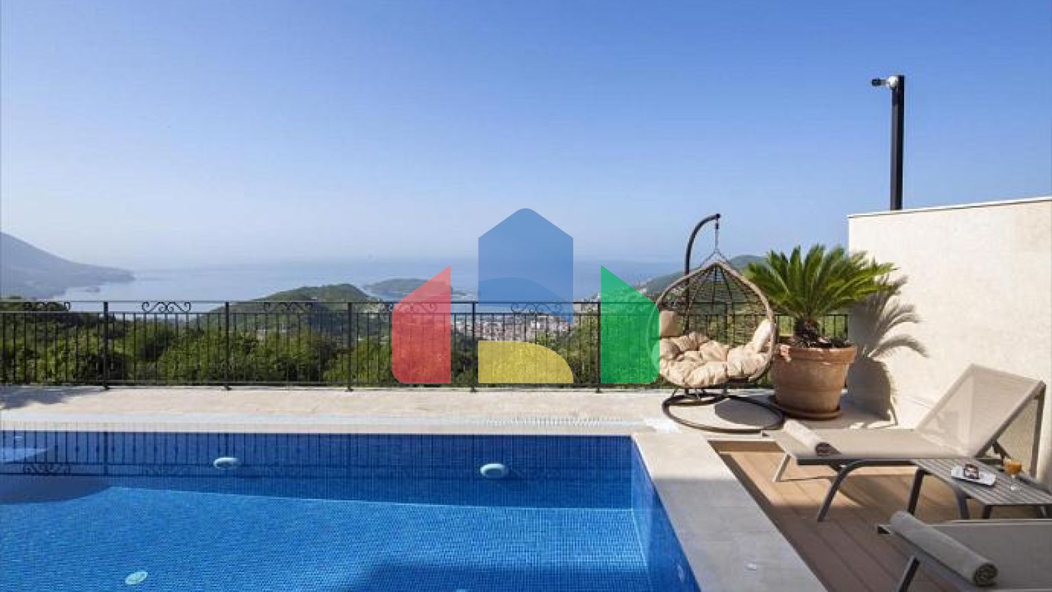 Прекрасная вилла с панорамным видом на море.