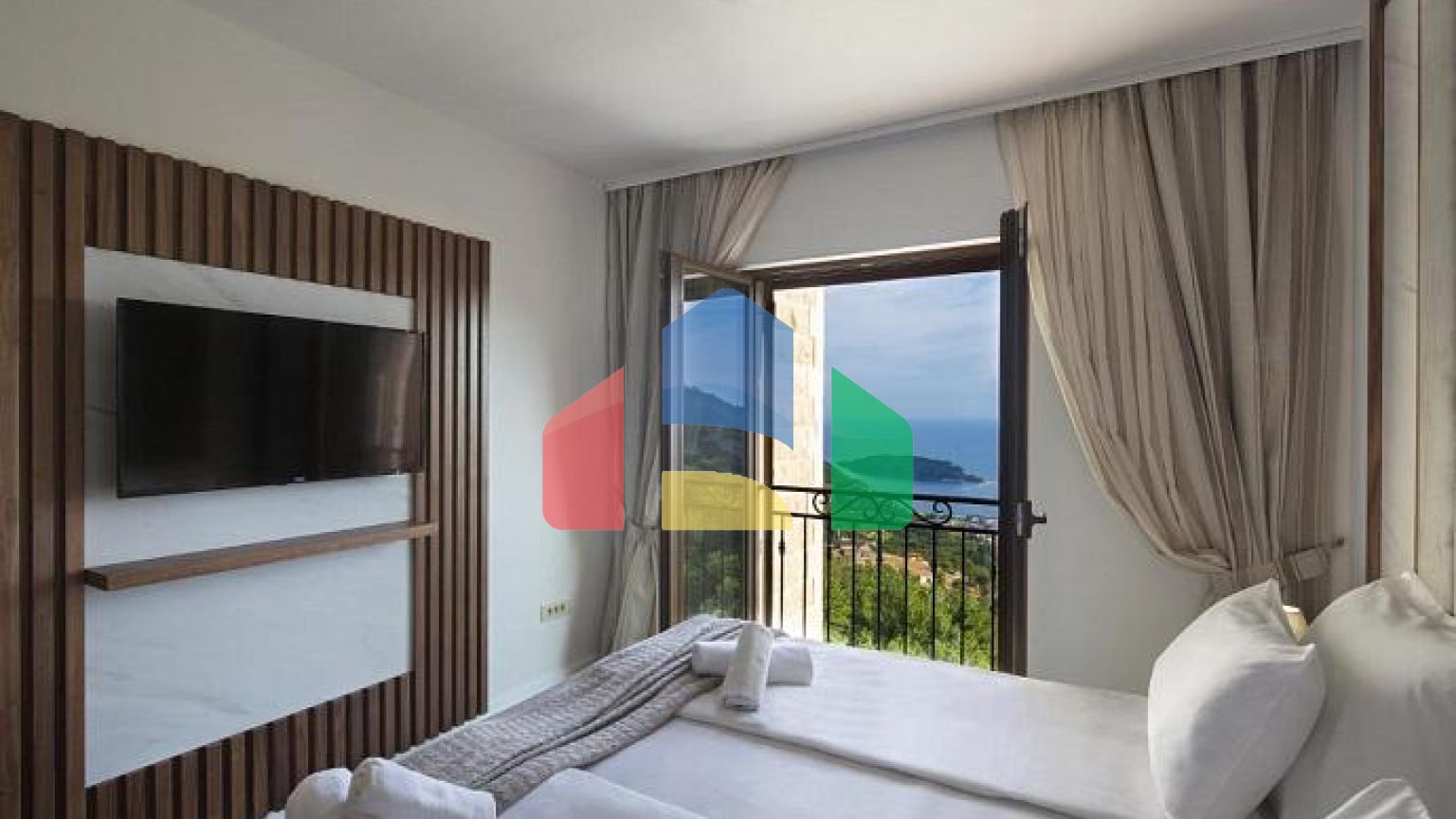 Прекрасная вилла с панорамным видом на море.