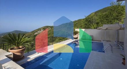 Прекрасная вилла с панорамным видом на море.