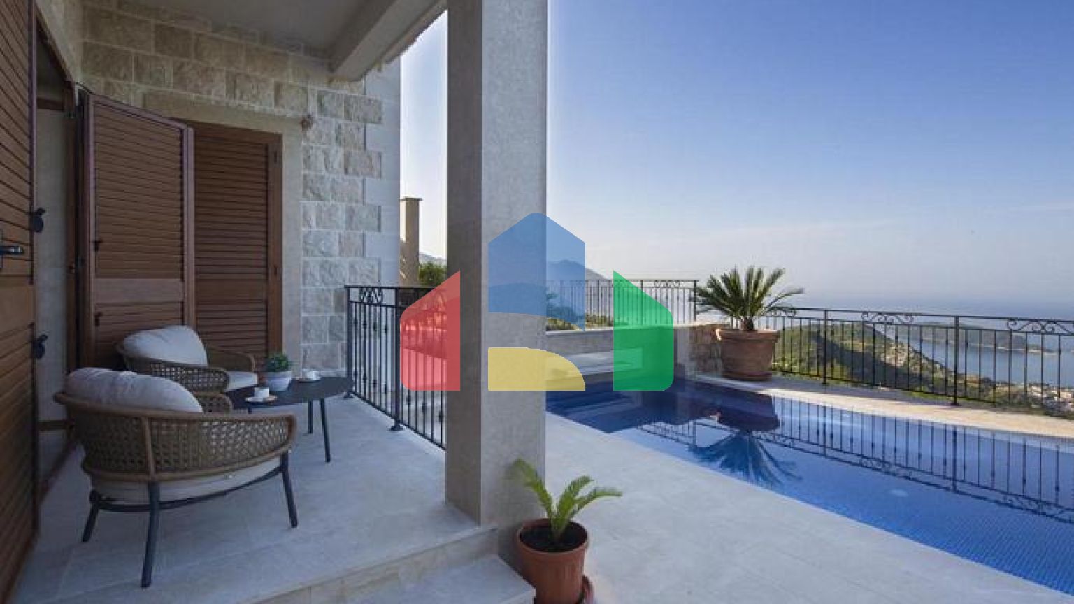 Прекрасная вилла с панорамным видом на море.