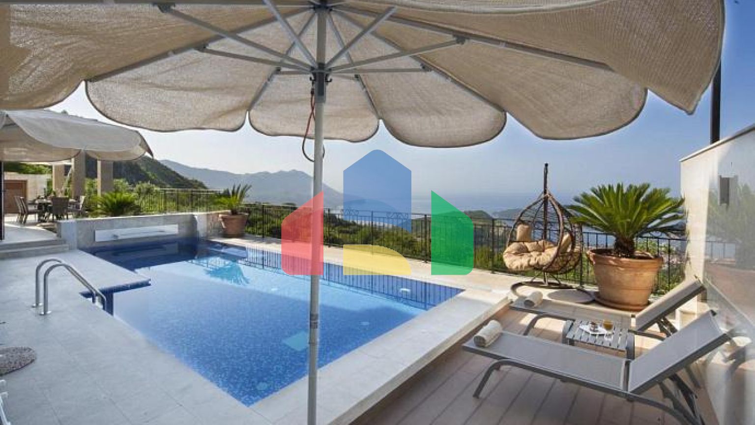 Прекрасная вилла с панорамным видом на море.