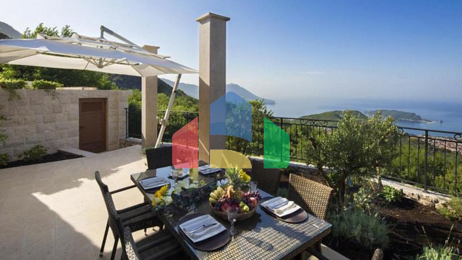 Прекрасная вилла с панорамным видом на море.