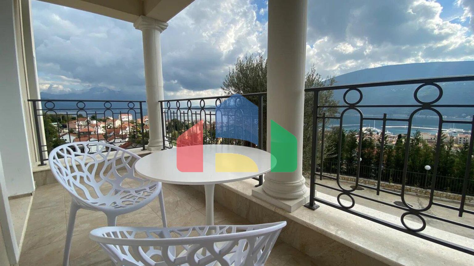 Жилой комплекс вилл в Дженовичи с панорамным видом на море вблизи Porto Novi