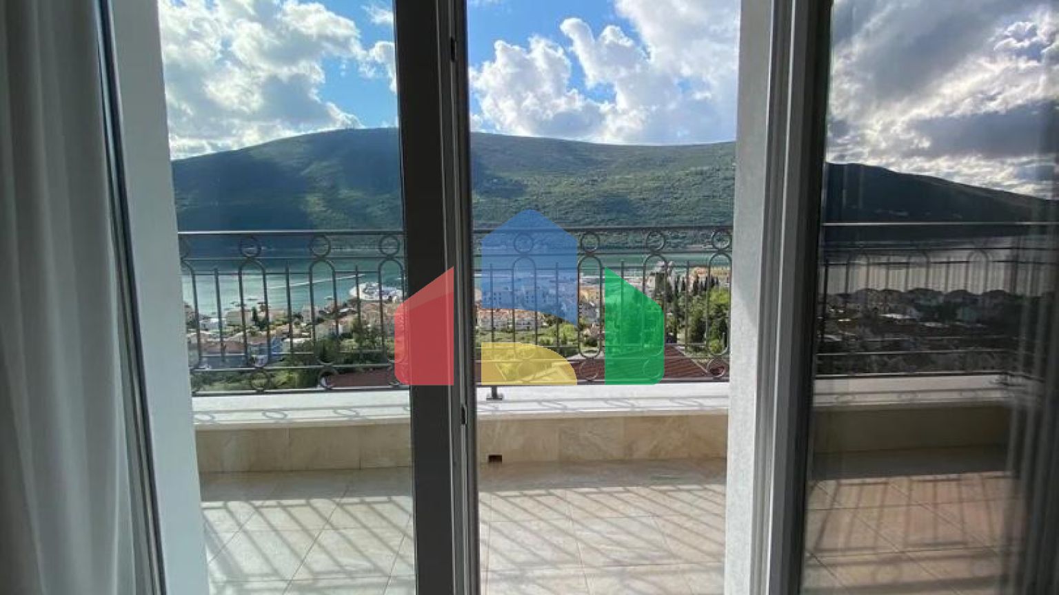 Жилой комплекс вилл в Дженовичи с панорамным видом на море вблизи Porto Novi