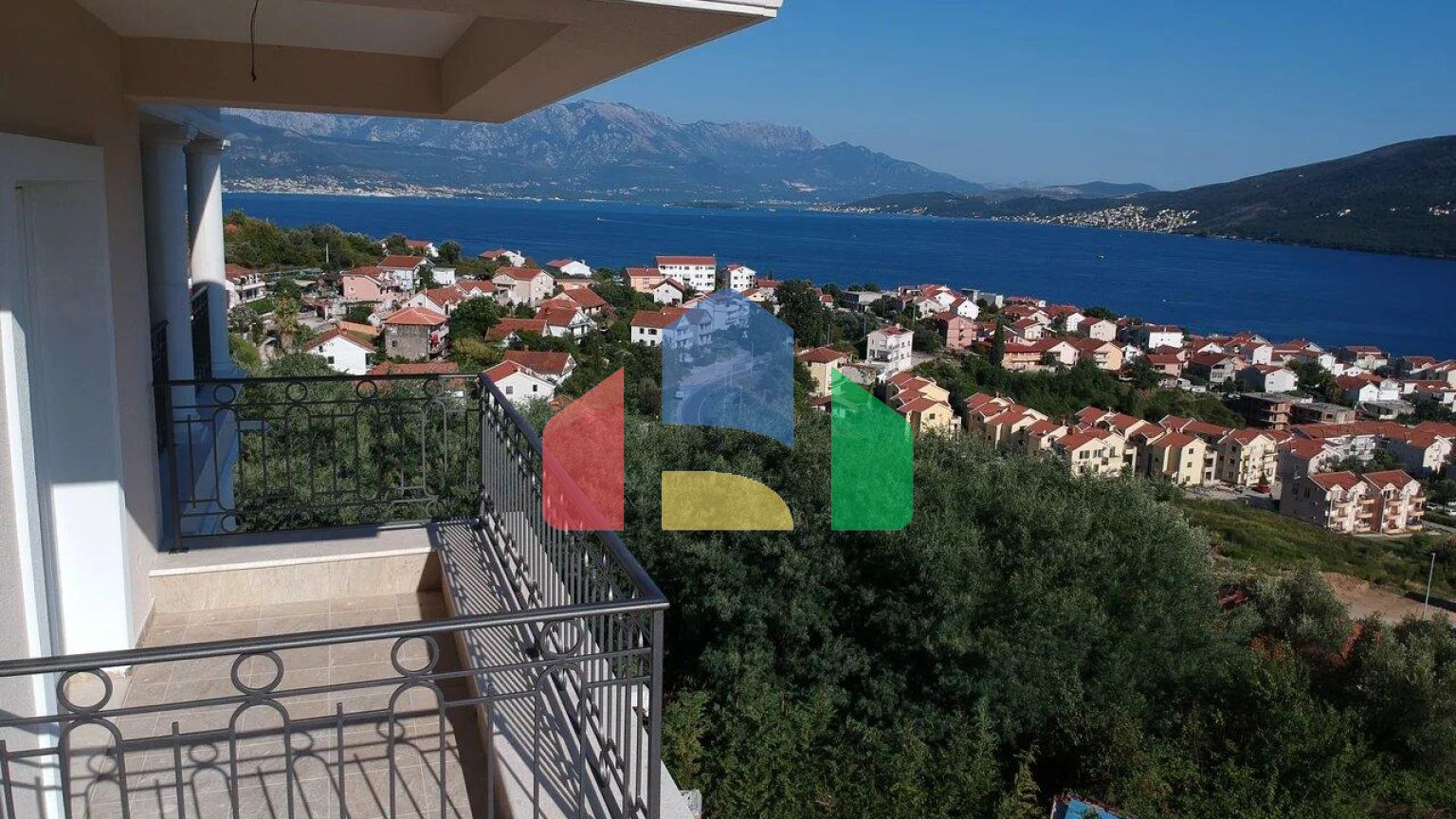 Жилой комплекс вилл в Дженовичи с панорамным видом на море вблизи Porto Novi