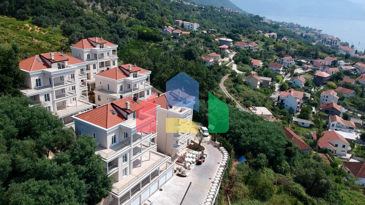 Жилой комплекс вилл в Дженовичи с панорамным видом на море вблизи Porto Novi