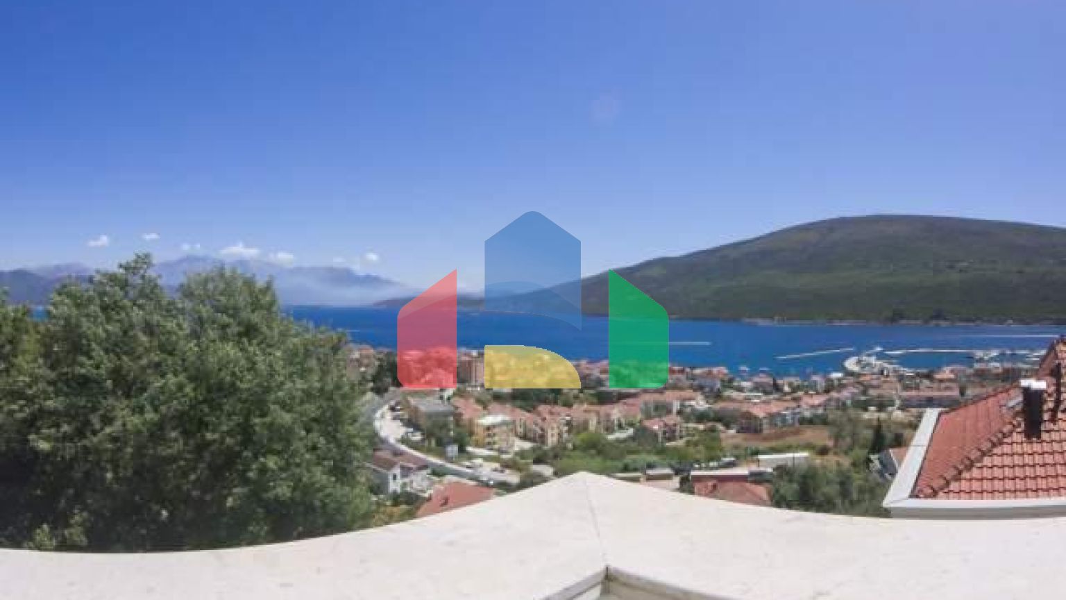 Пентхаус в Дженовичи в 300 метрах от моря с видом на залив