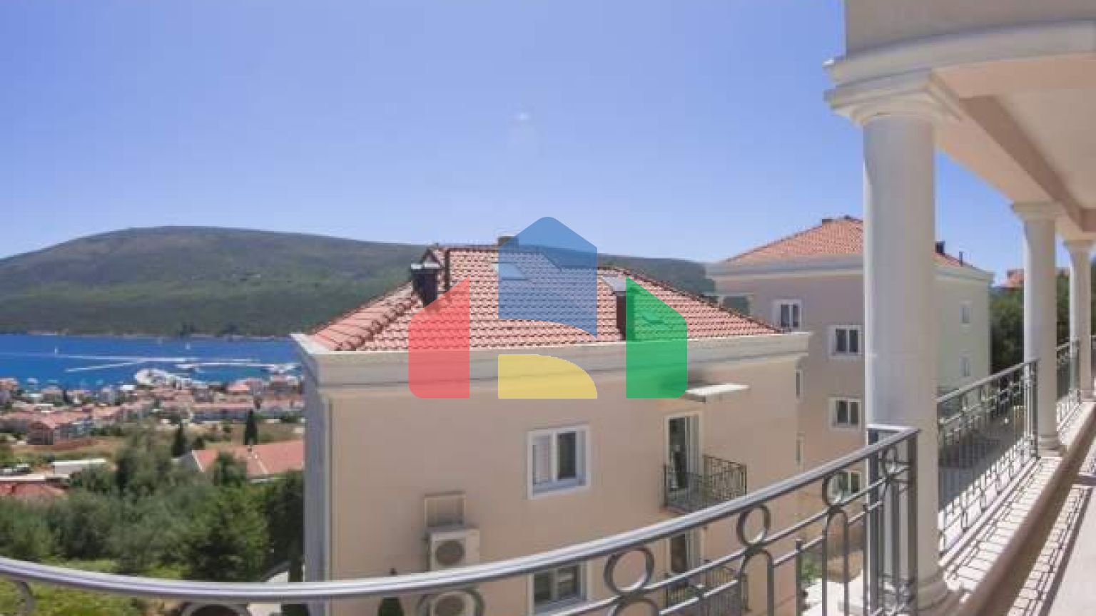 Пентхаус в Дженовичи в 300 метрах от моря с видом на залив