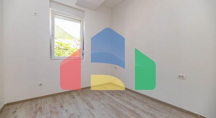 Современная двухкомнатная квартира с видом на горы и залив в Дженовичи