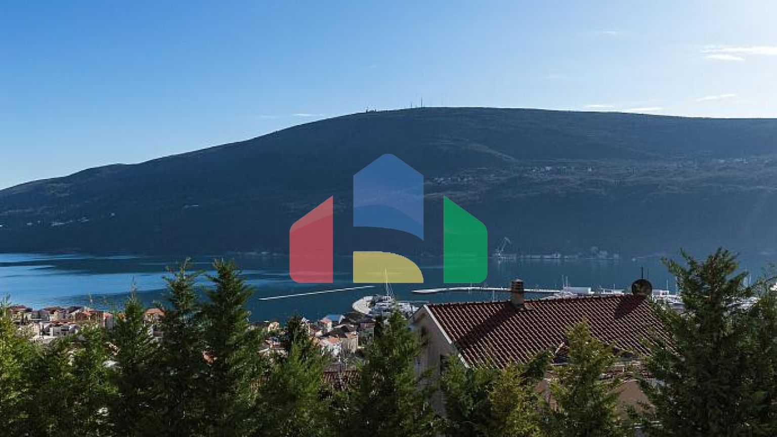 На продажу новые виллы в комплексе с видом на Боко-Которский залив