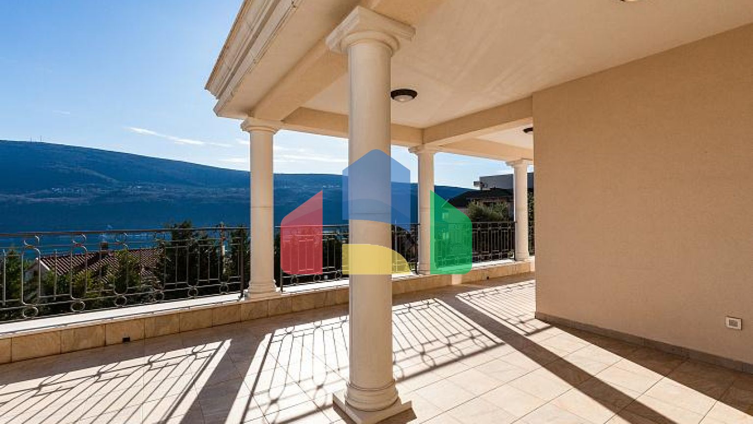 На продажу новые виллы в комплексе с видом на Боко-Которский залив