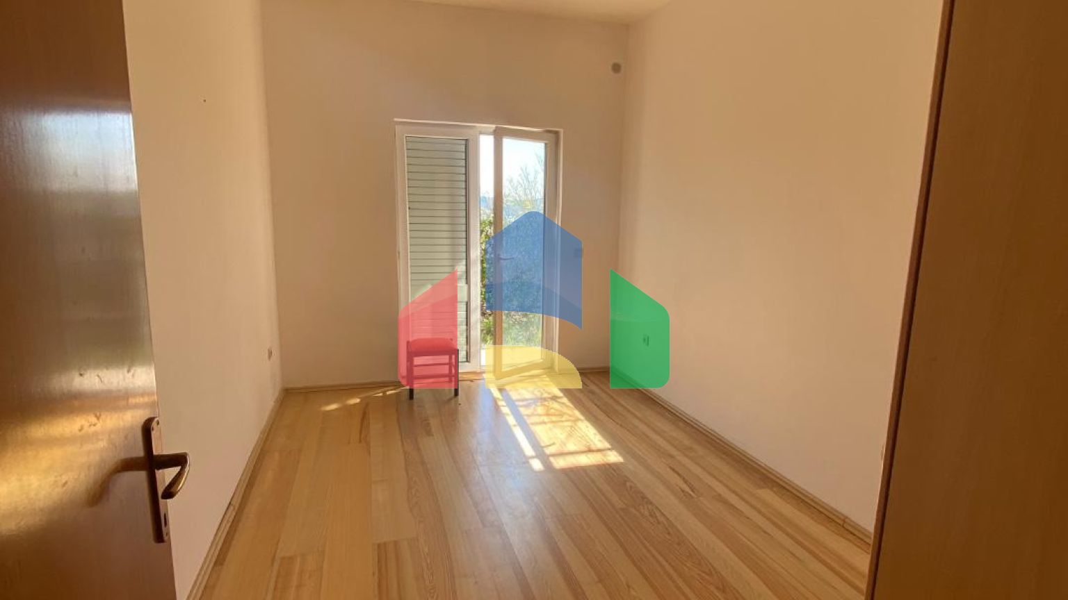 Апарт-отель в Игало, недалеко от института Симо Милошевича.