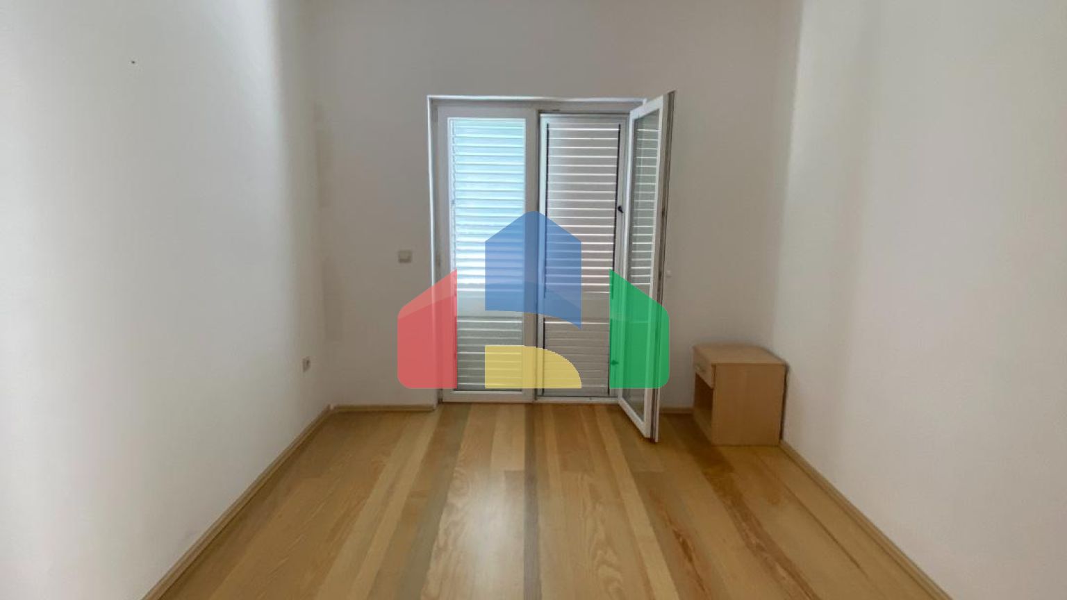 Апарт-отель в Игало, недалеко от института Симо Милошевича.