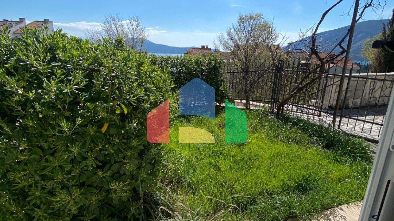 Апарт-отель в Игало, недалеко от института Симо Милошевича.