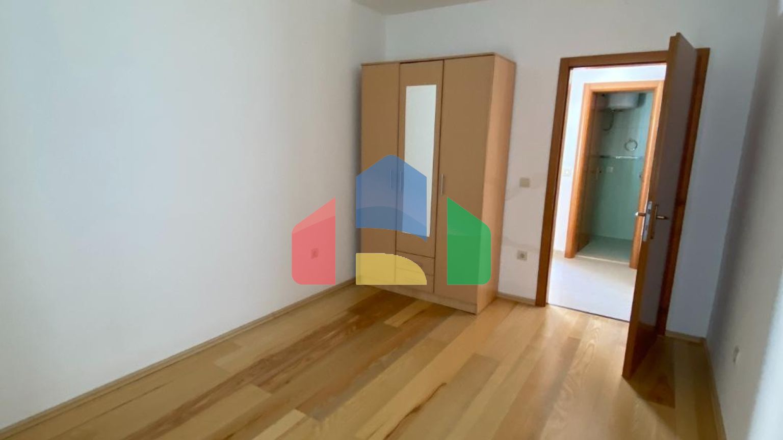 Апарт-отель в Игало, недалеко от института Симо Милошевича.