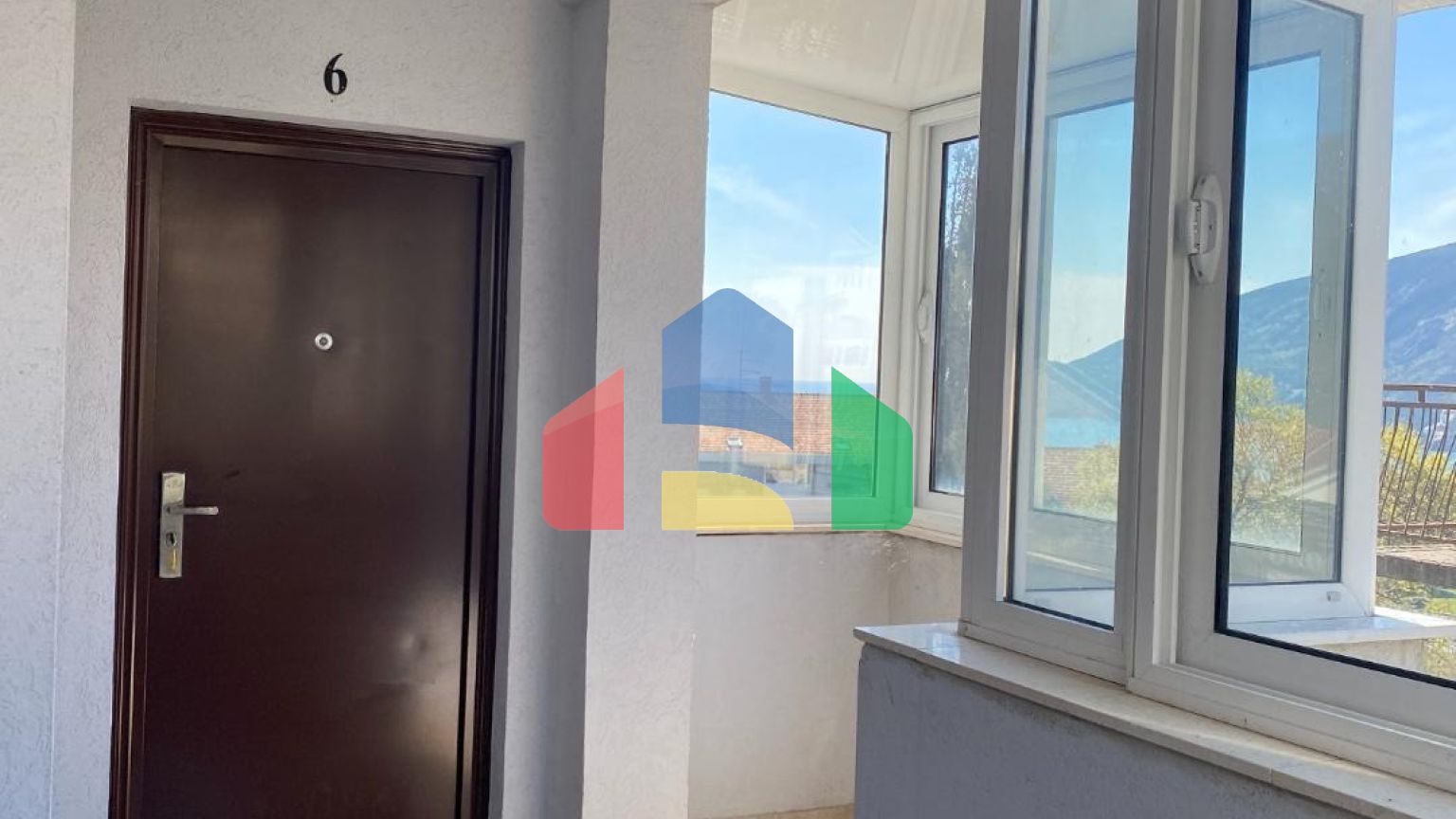 Апарт-отель в Игало, недалеко от института Симо Милошевича.