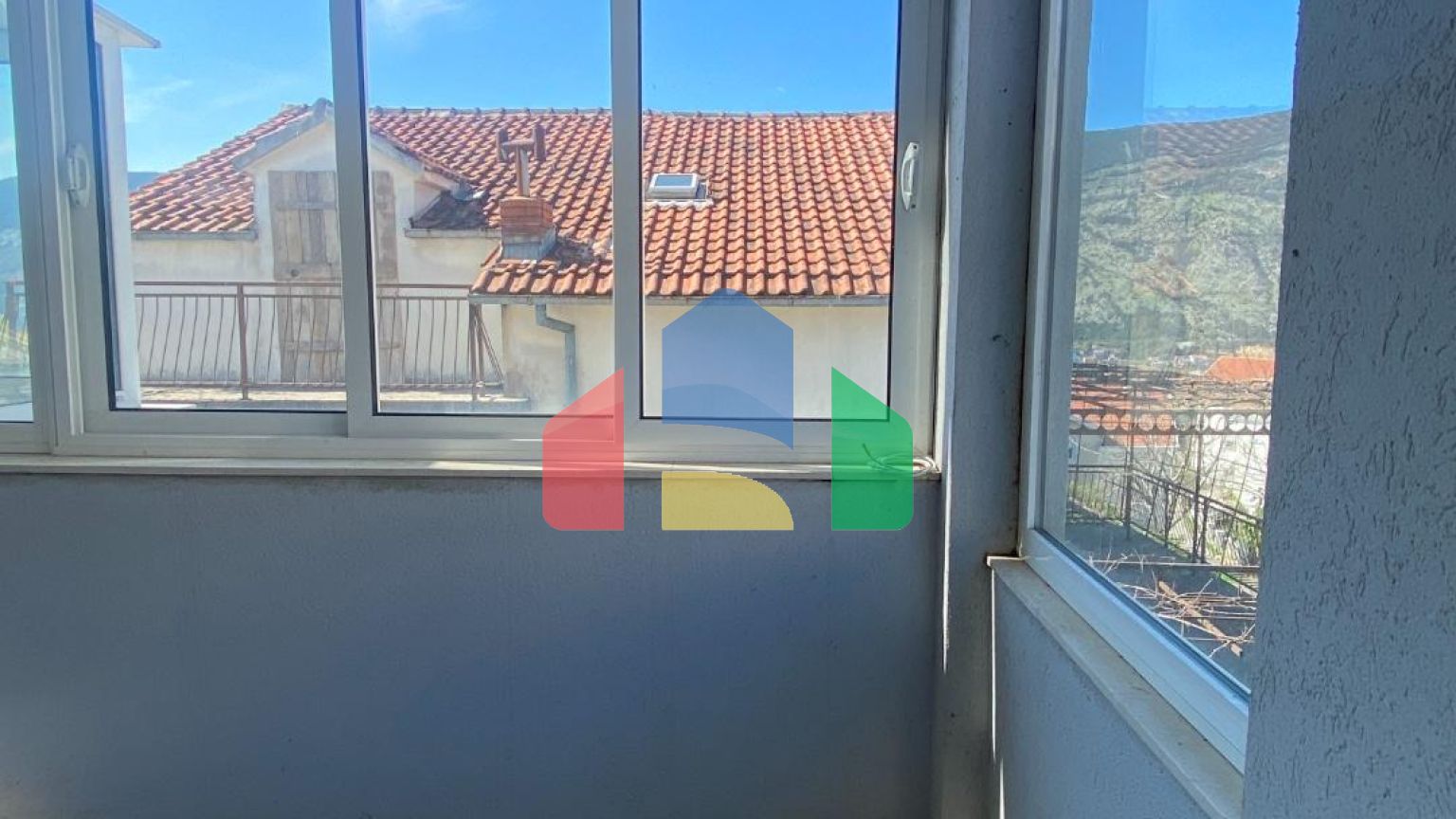 Апарт-отель в Игало, недалеко от института Симо Милошевича.