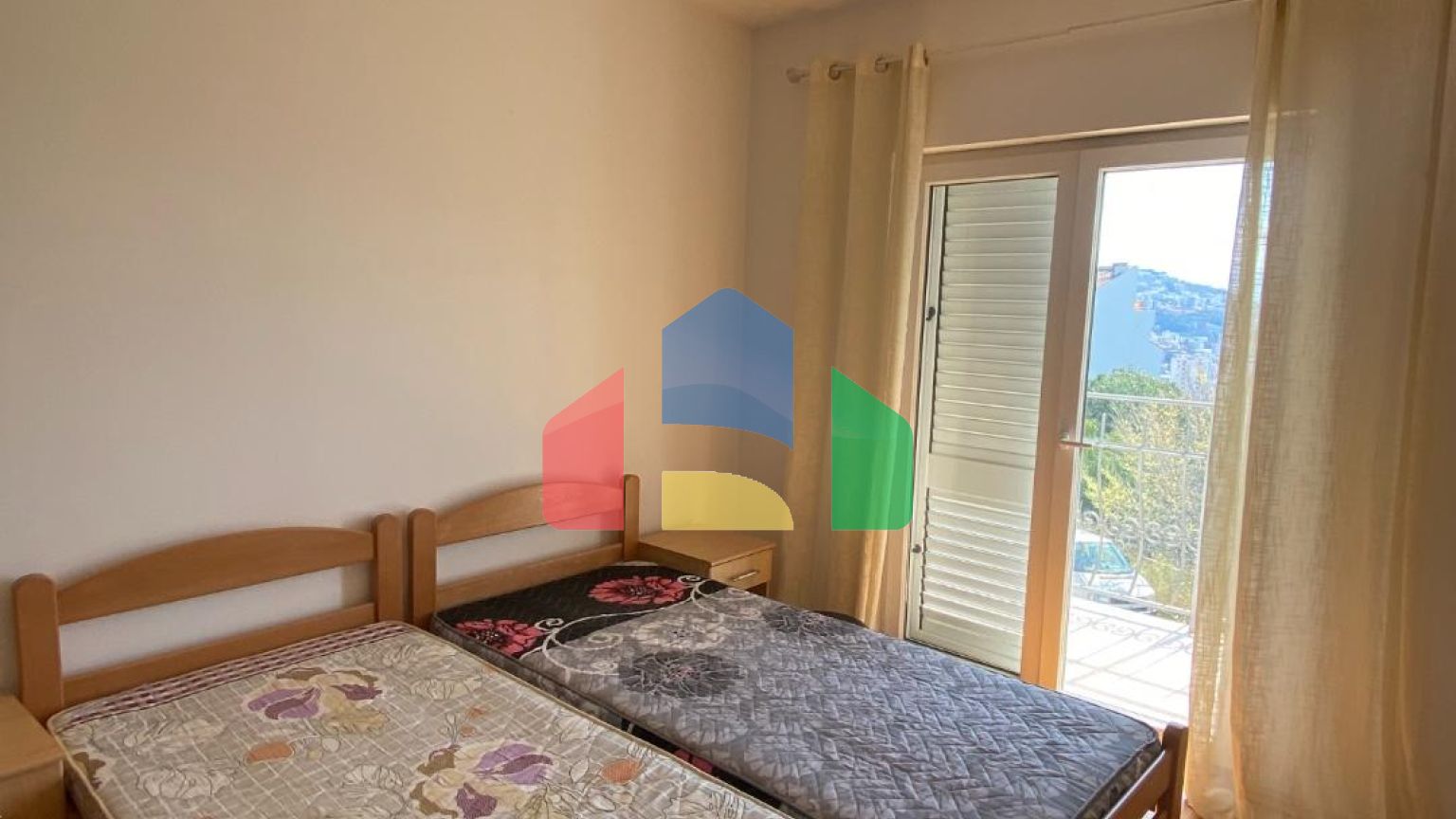 Апарт-отель в Игало, недалеко от института Симо Милошевича.