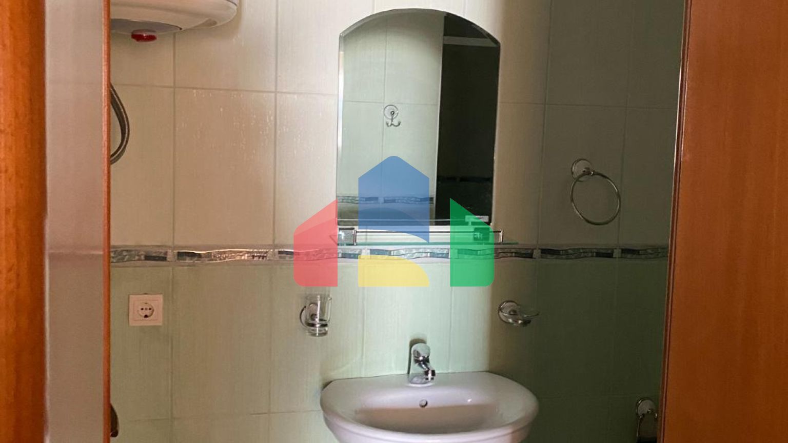 Апарт-отель в Игало, недалеко от института Симо Милошевича.