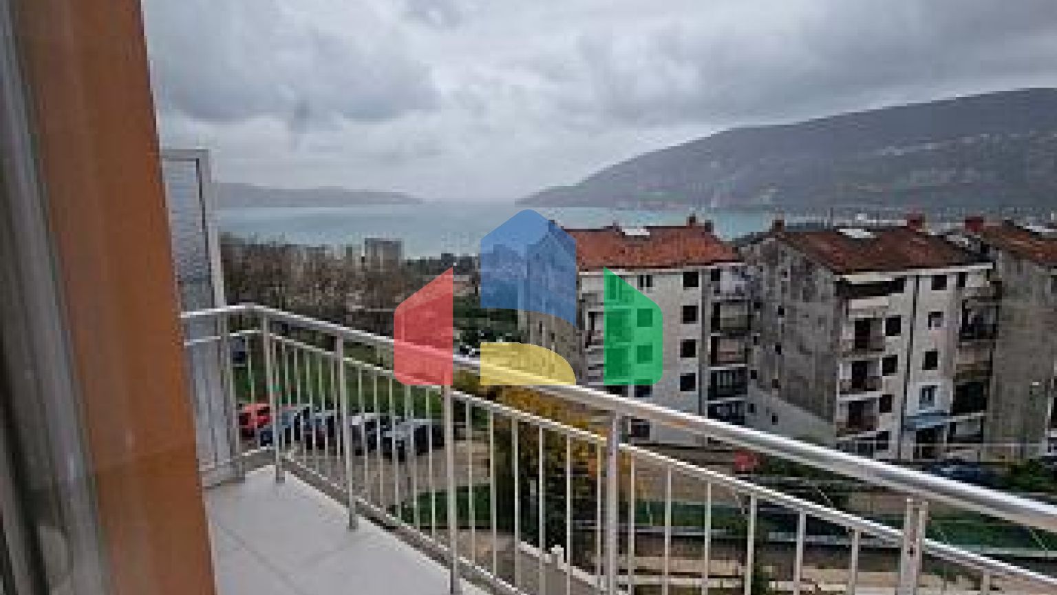 Дуплекс с тремя спальнями в Игало с видом на море