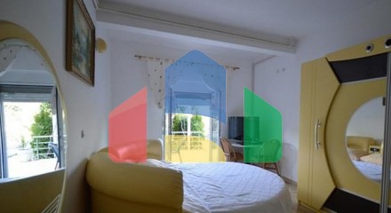 Большой дом в Суторине с бассейном и просторным двором