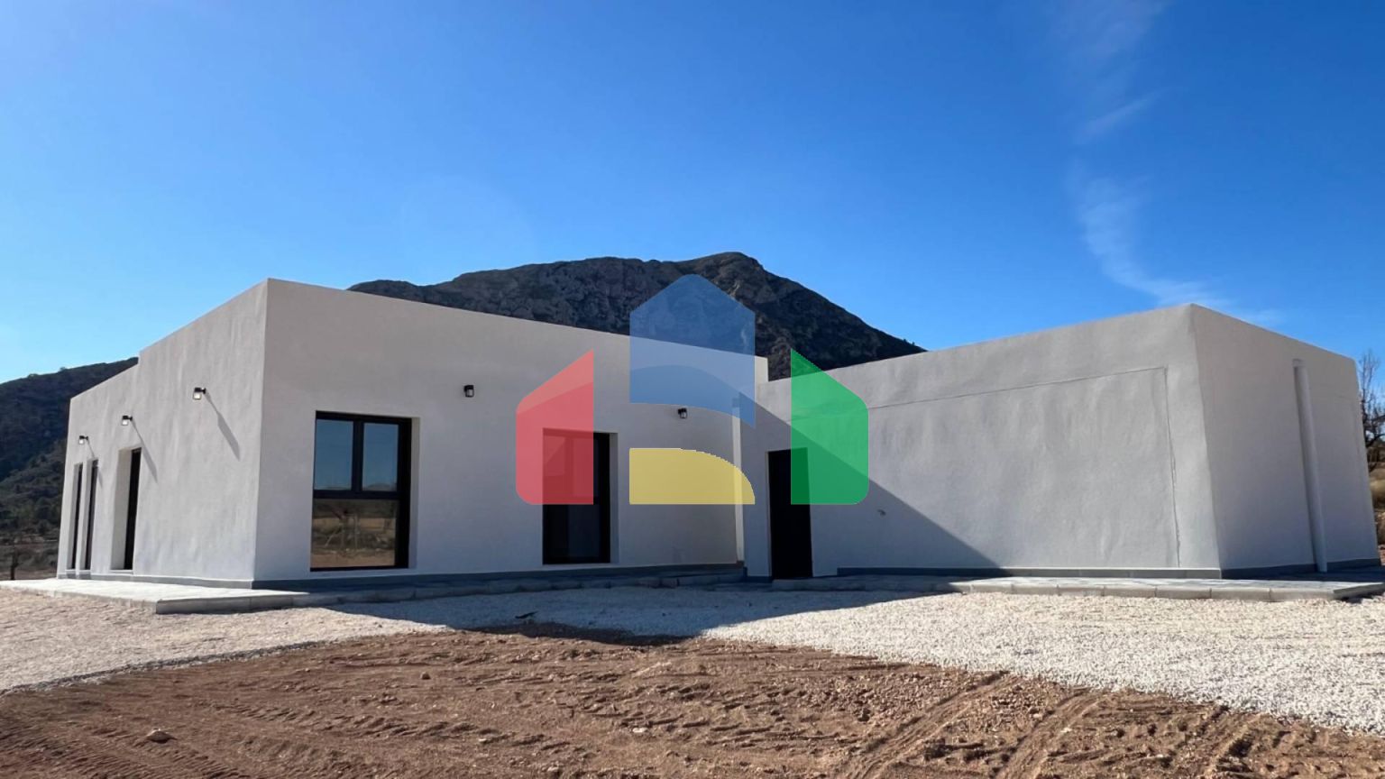 НОВАЯ ВИЛЛА В ХОНДОН ДЕ ЛАС НЬЕВЕС