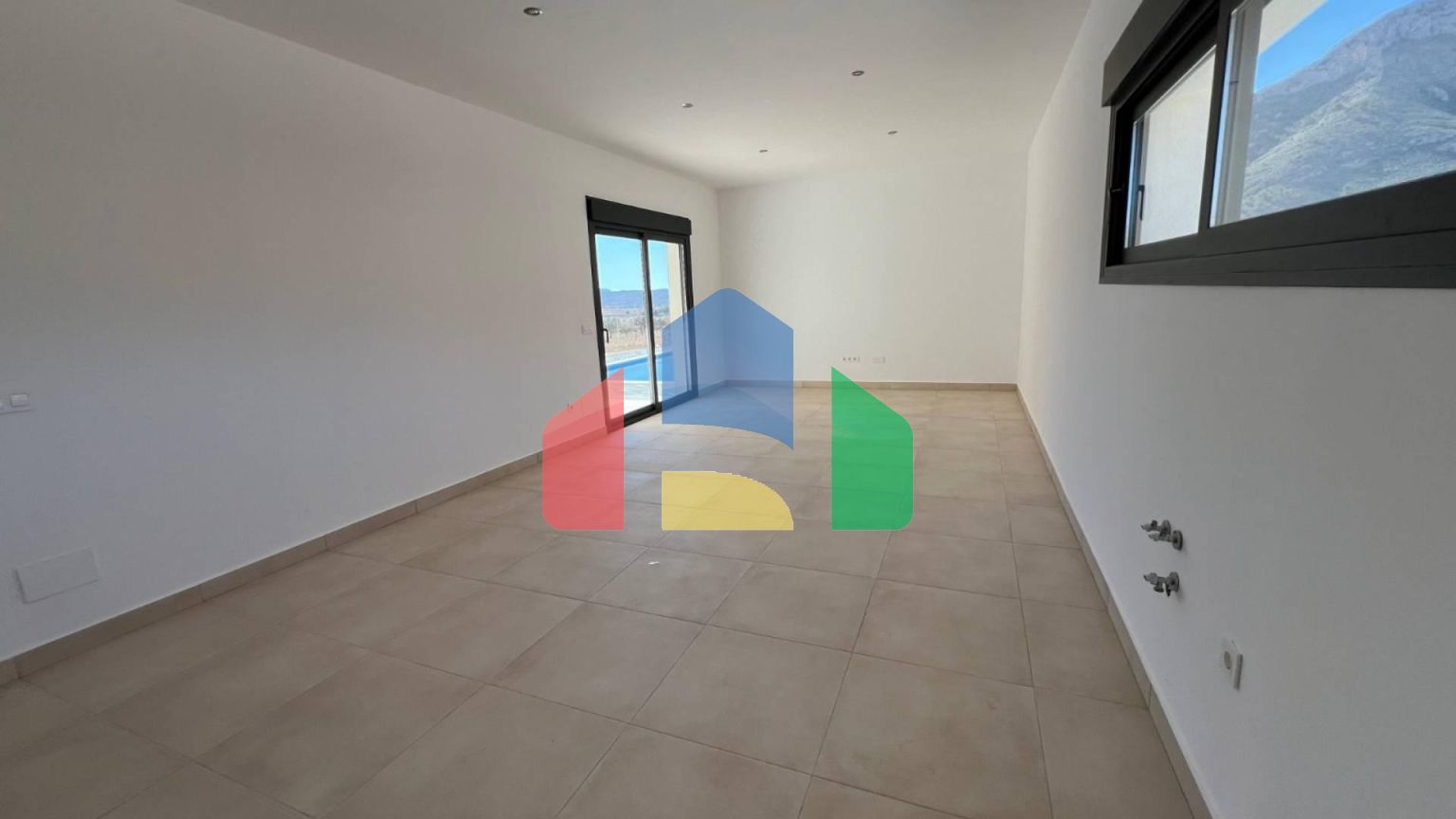 НОВАЯ ВИЛЛА В ХОНДОН ДЕ ЛАС НЬЕВЕС