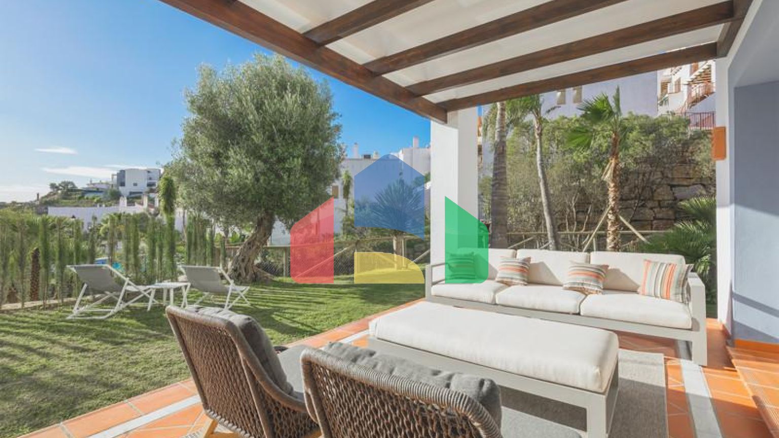 Прекрасная 2-спальная квартира с террасой в Бенахависе.