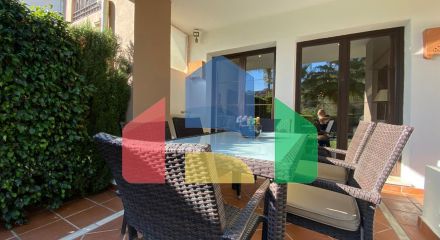 Просторная квартира с частным садом и прямым выходом к бассейну в Los Arqueros Golf & Country Club