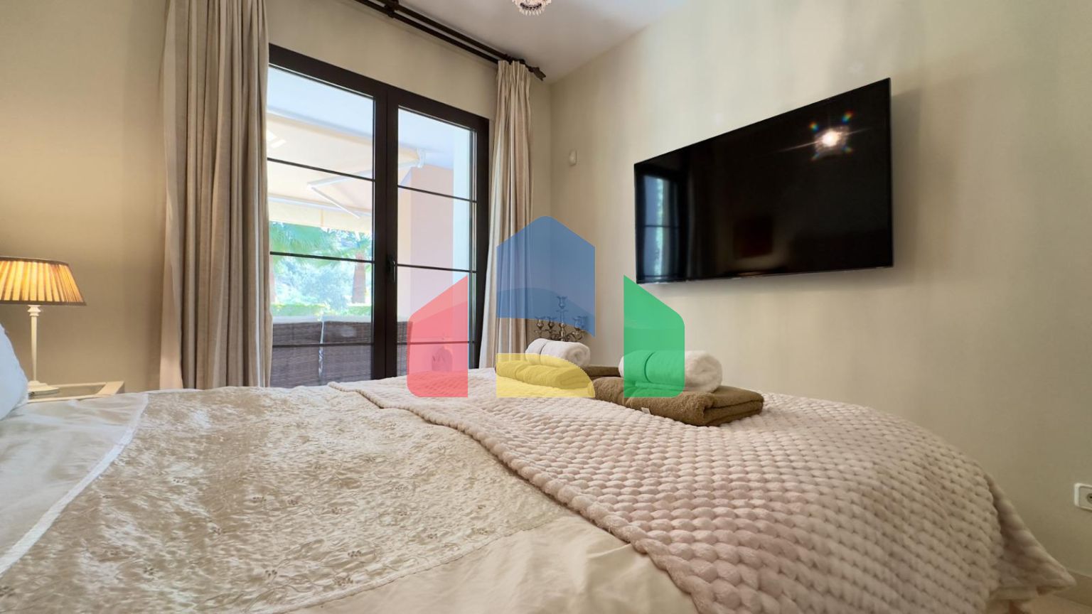 Просторная квартира с частным садом и прямым выходом к бассейну в Los Arqueros Golf & Country Club