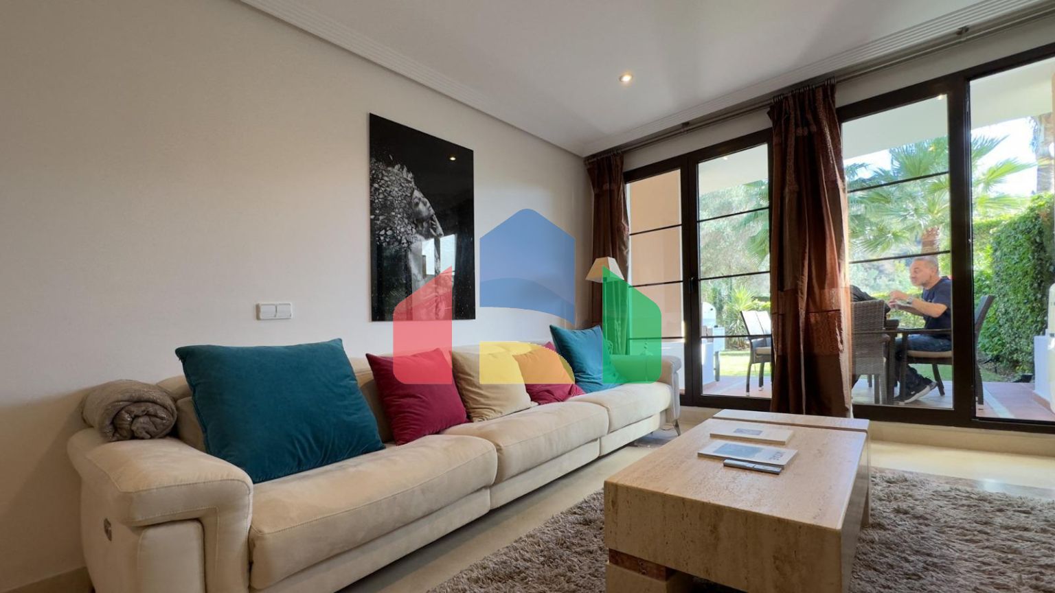 Просторная квартира с частным садом и прямым выходом к бассейну в Los Arqueros Golf & Country Club