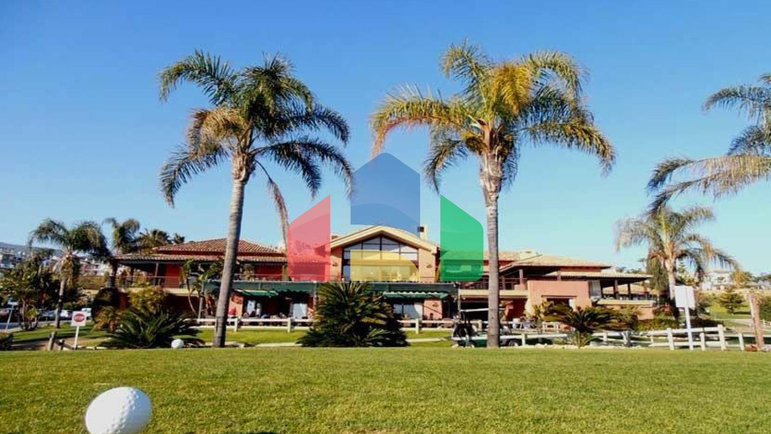 Просторная квартира с частным садом и прямым выходом к бассейну в Los Arqueros Golf & Country Club