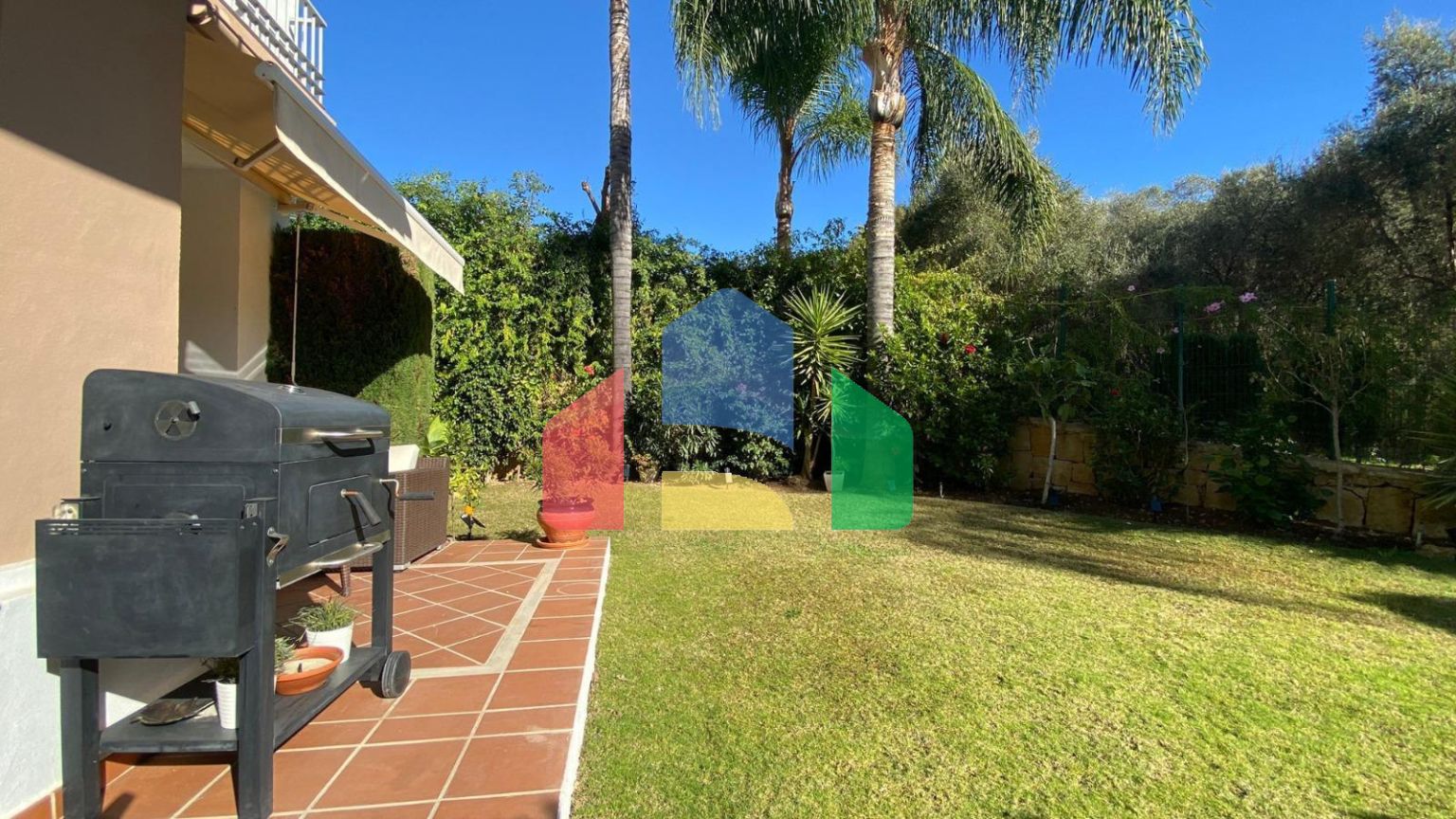 Просторная квартира с частным садом и прямым выходом к бассейну в Los Arqueros Golf & Country Club