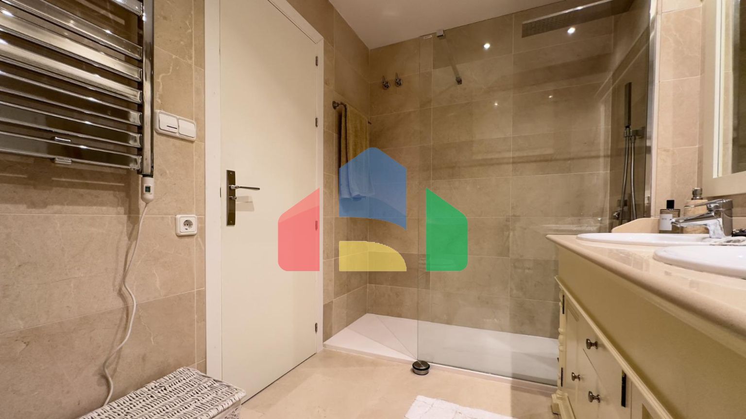 Просторная квартира с частным садом и прямым выходом к бассейну в Los Arqueros Golf & Country Club