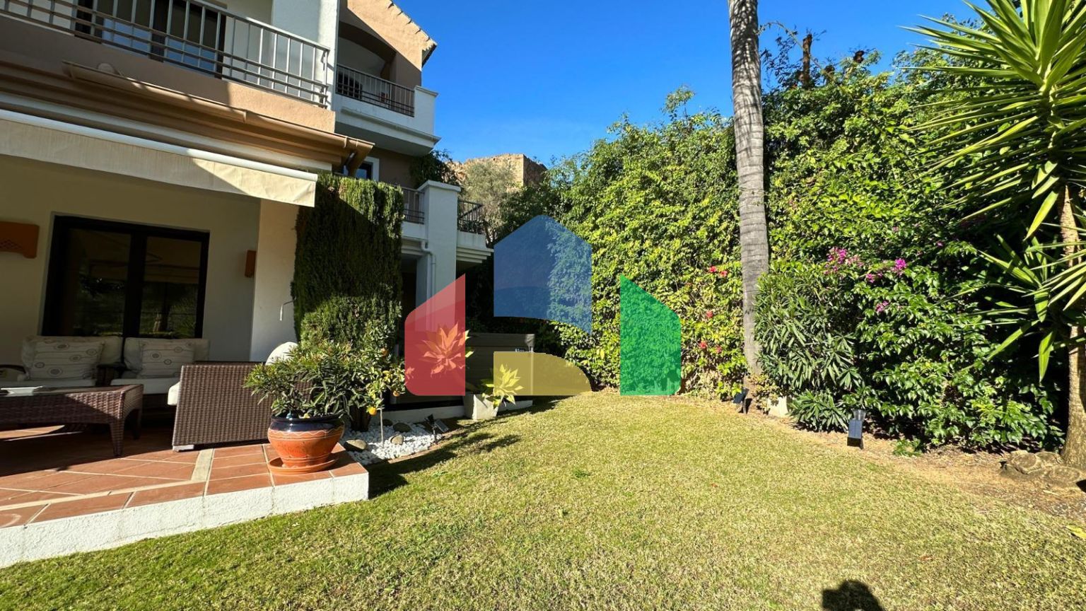 Просторная квартира с частным садом и прямым выходом к бассейну в Los Arqueros Golf & Country Club