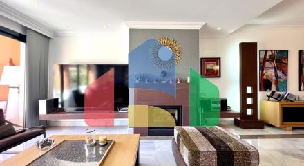 Просторный пентхаус с панорамным видом на море в Бенаависе