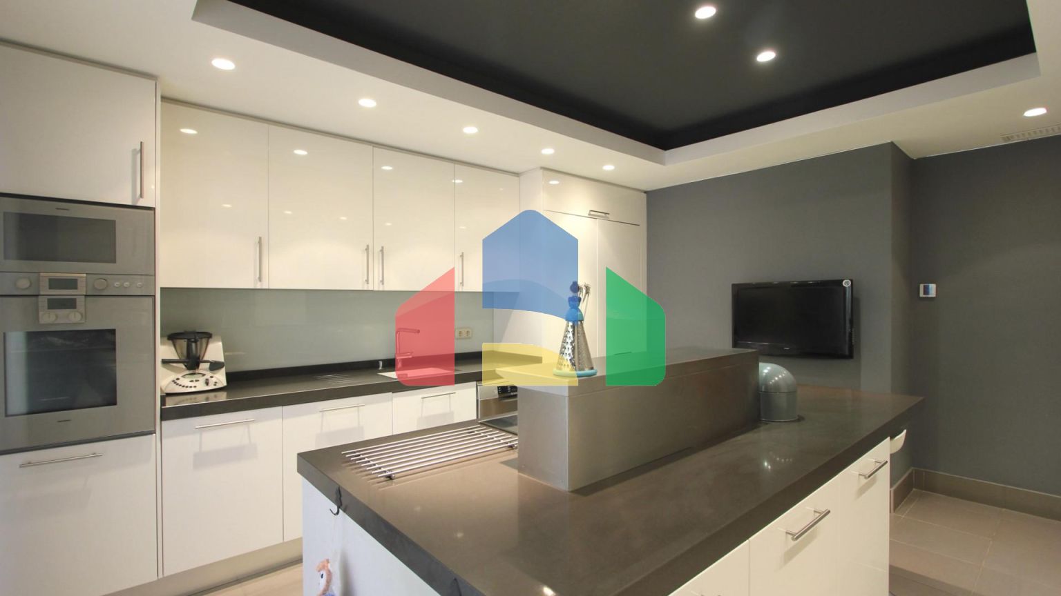 Просторный пентхаус с панорамным видом на море в Бенаависе