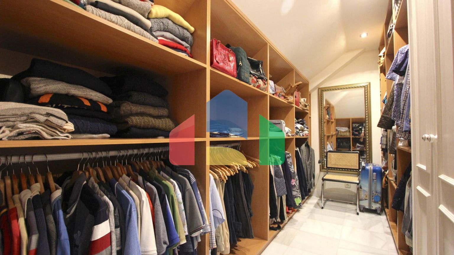 Просторный пентхаус с панорамным видом на море в Бенаависе