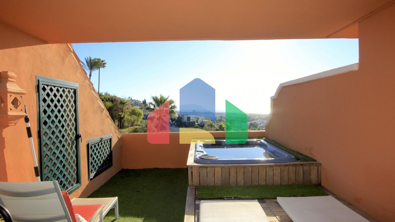 Просторный пентхаус с панорамным видом на море в Бенаависе