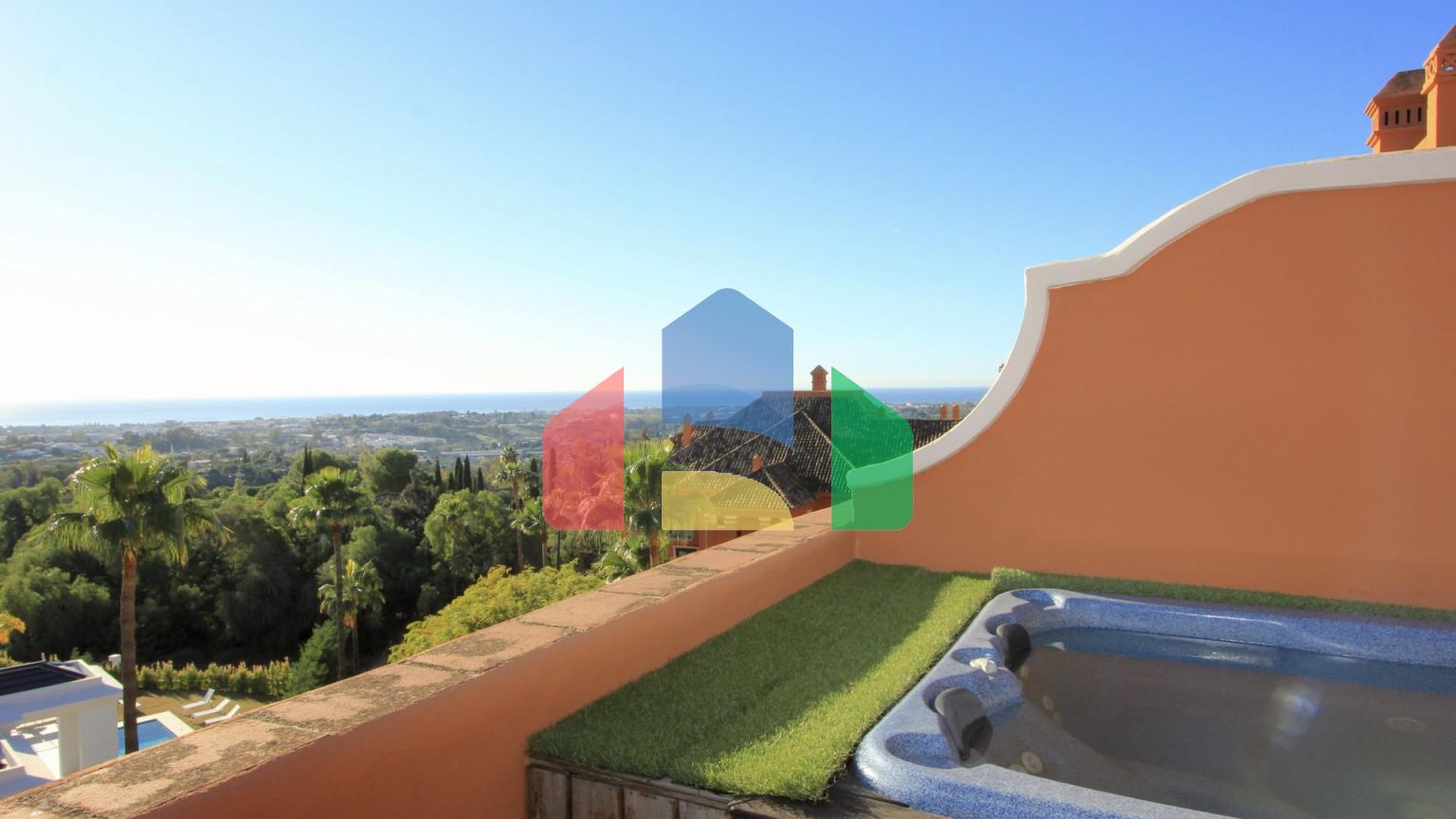 Просторный пентхаус с панорамным видом на море в Бенаависе