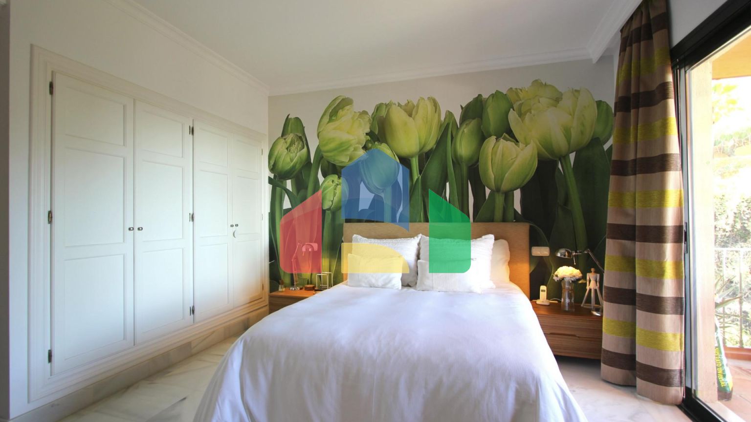 Просторный пентхаус с панорамным видом на море в Бенаависе