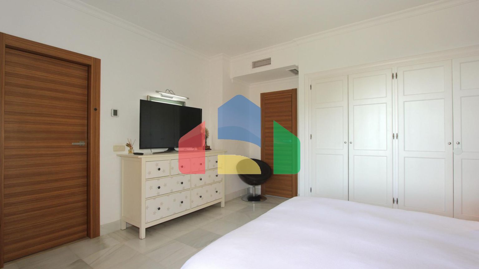 Просторный пентхаус с панорамным видом на море в Бенаависе