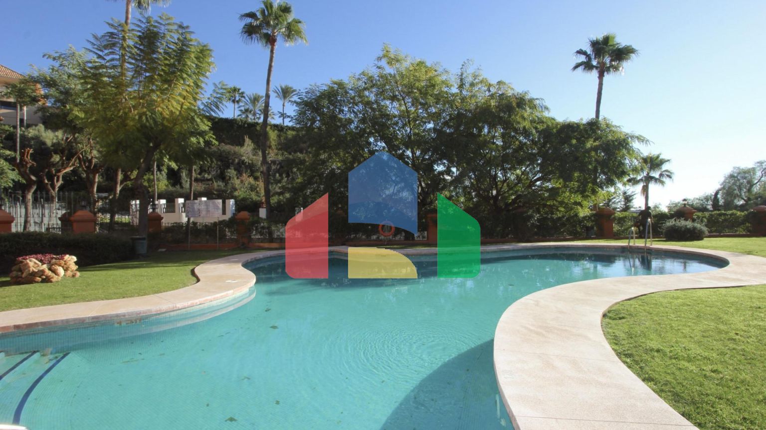 Просторный пентхаус с панорамным видом на море в Бенаависе