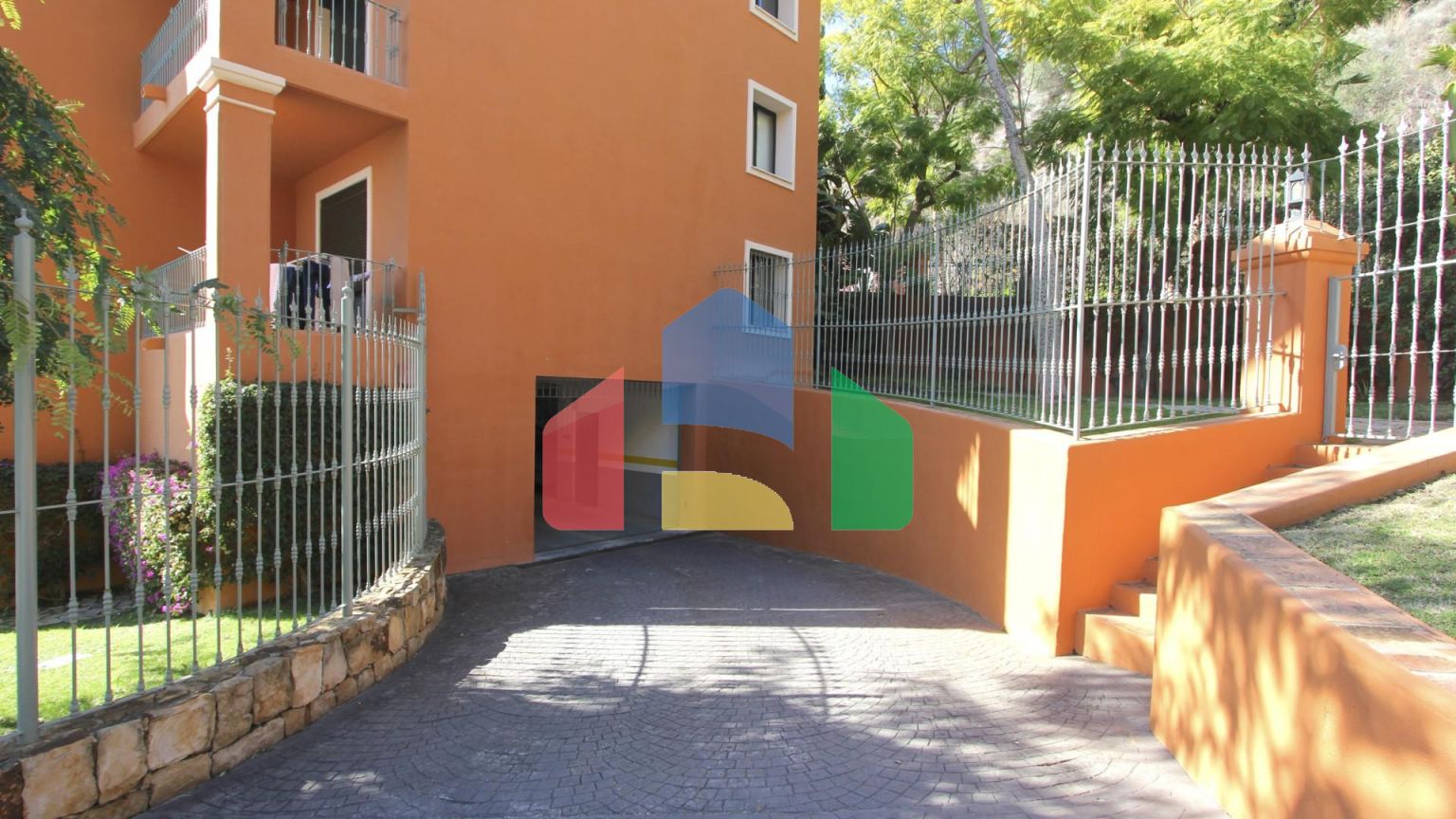 Просторный пентхаус с панорамным видом на море в Бенаависе