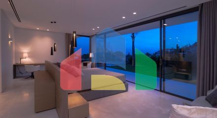 Новая впечатляющая 5-спальная современная вилла на продажу в районе Ла Кинта, Бенахавис, Марбелья